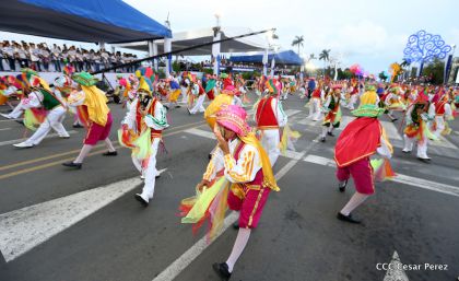 Más Fotos del Desfile Patrio en la Avenida de Bolívar a Chávez