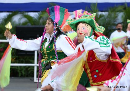 Más Fotos del Desfile Patrio en la Avenida de Bolívar a Chávez