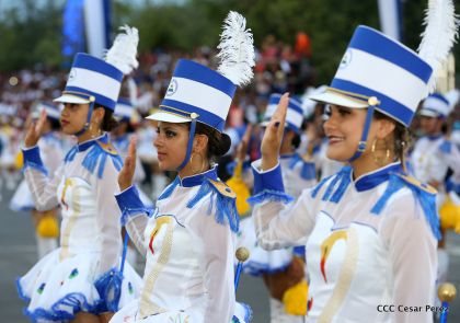 Más Fotos del Desfile Patrio en la Avenida de Bolívar a Chávez