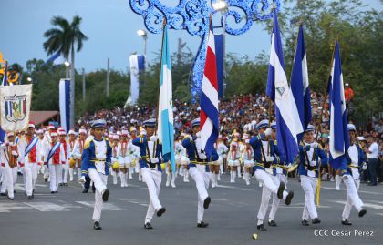 Más Fotos del Desfile Patrio en la Avenida de Bolívar a Chávez