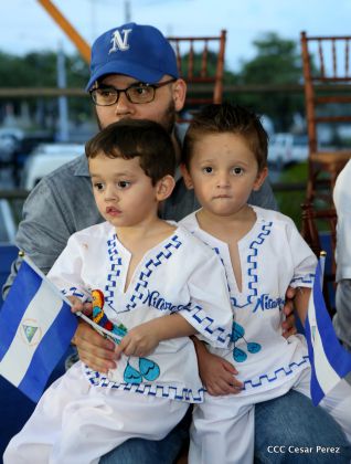 Más Fotos del Desfile Patrio en la Avenida de Bolívar a Chávez