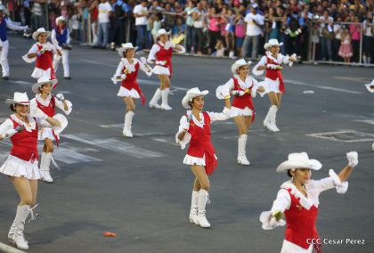 Más Fotos del Desfile Patrio en la Avenida de Bolívar a Chávez