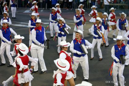 Más Fotos del Desfile Patrio en la Avenida de Bolívar a Chávez