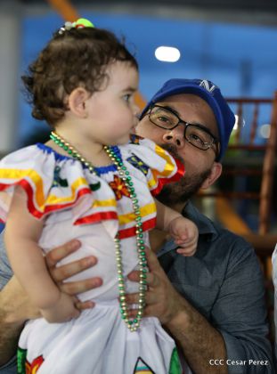 Más Fotos del Desfile Patrio en la Avenida de Bolívar a Chávez