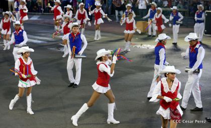 Más Fotos del Desfile Patrio en la Avenida de Bolívar a Chávez