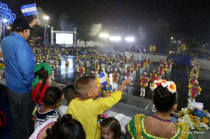 Más Fotos del Desfile Patrio en la Avenida de Bolívar a Chávez