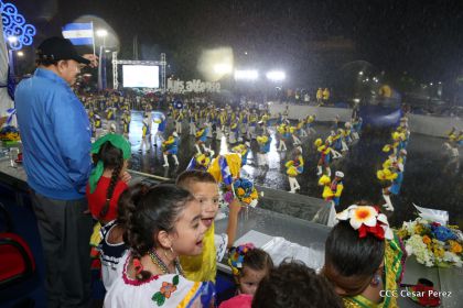 Más Fotos del Desfile Patrio en la Avenida de Bolívar a Chávez