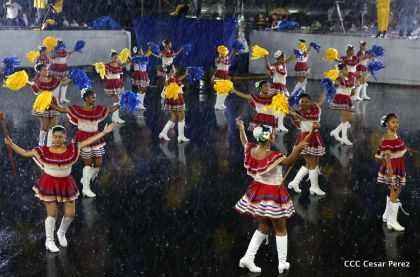 Más Fotos del Desfile Patrio en la Avenida de Bolívar a Chávez