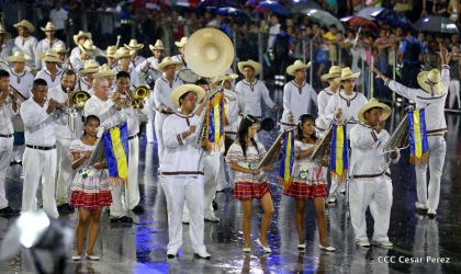 Más Fotos del Desfile Patrio en la Avenida de Bolívar a Chávez