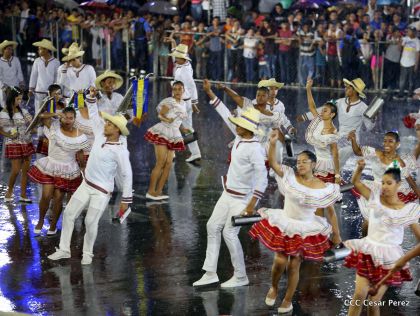 Más Fotos del Desfile Patrio en la Avenida de Bolívar a Chávez