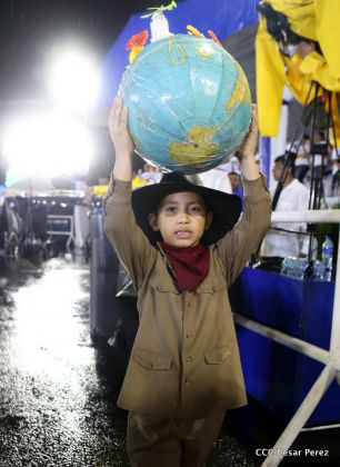 Más Fotos del Desfile Patrio en la Avenida de Bolívar a Chávez