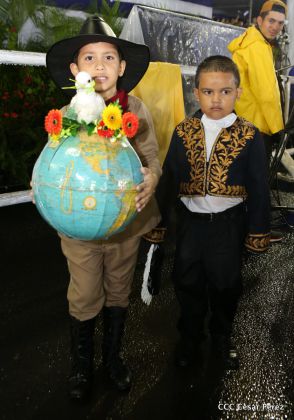 Más Fotos del Desfile Patrio en la Avenida de Bolívar a Chávez