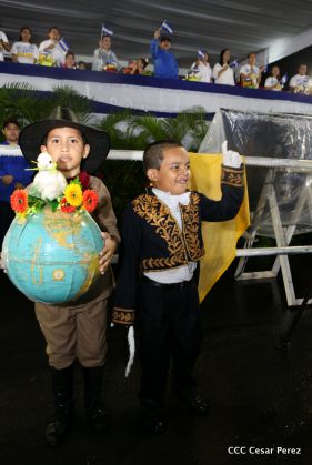 Más Fotos del Desfile Patrio en la Avenida de Bolívar a Chávez