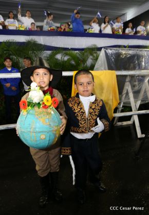 Más Fotos del Desfile Patrio en la Avenida de Bolívar a Chávez