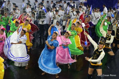 Más Fotos del Desfile Patrio en la Avenida de Bolívar a Chávez