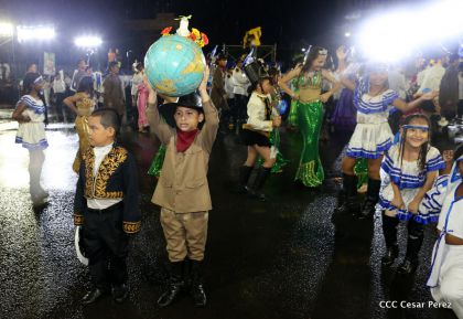 Más Fotos del Desfile Patrio en la Avenida de Bolívar a Chávez