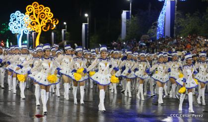 Más Fotos del Desfile Patrio en la Avenida de Bolívar a Chávez