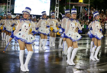 Más Fotos del Desfile Patrio en la Avenida de Bolívar a Chávez