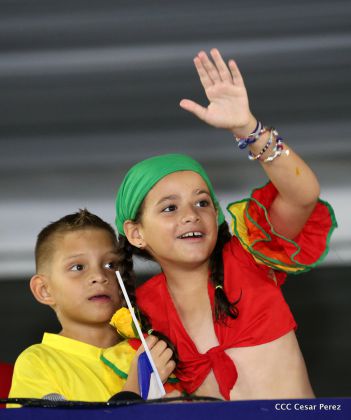 Más Fotos del Desfile Patrio en la Avenida de Bolívar a Chávez