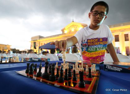 Mega Simultánea de Ajedrez en Plaza 22 de Agosto