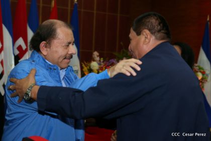 Comandante Daniel Ortega entrega títulos comunitarios a pueblos de la Costa Caribe