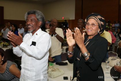 Comandante Daniel Ortega entrega títulos comunitarios a pueblos de la Costa Caribe