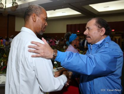 Comandante Daniel Ortega entrega títulos comunitarios a pueblos de la Costa Caribe