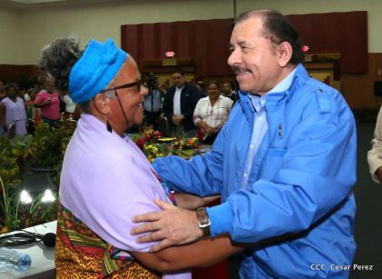 Comandante Daniel Ortega entrega títulos comunitarios a pueblos de la Costa Caribe