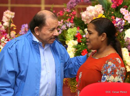Comandante Daniel Ortega entrega títulos comunitarios a pueblos de la Costa Caribe
