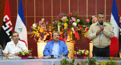 Comandante Daniel Ortega entrega títulos comunitarios a pueblos de la Costa Caribe