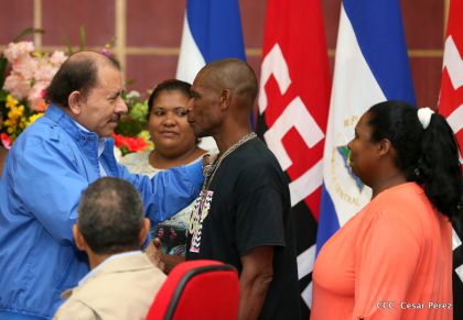 Comandante Daniel Ortega entrega títulos comunitarios a pueblos de la Costa Caribe