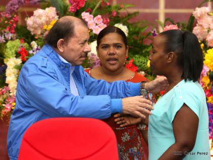 Comandante Daniel Ortega entrega títulos comunitarios a pueblos de la Costa Caribe