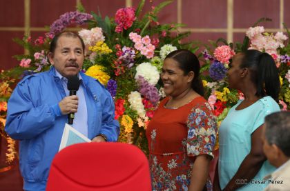 Comandante Daniel Ortega entrega títulos comunitarios a pueblos de la Costa Caribe