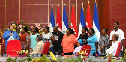 Comandante Daniel Ortega entrega títulos comunitarios a pueblos de la Costa Caribe