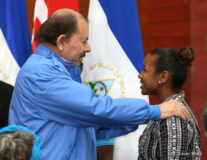 Comandante Daniel Ortega entrega títulos comunitarios a pueblos de la Costa Caribe