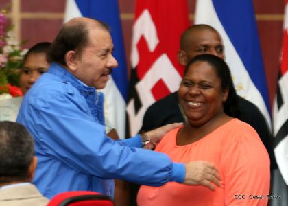 Comandante Daniel Ortega entrega títulos comunitarios a pueblos de la Costa Caribe
