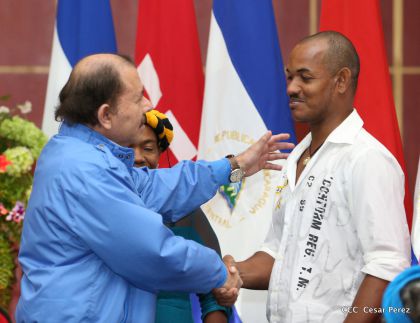 Comandante Daniel Ortega entrega títulos comunitarios a pueblos de la Costa Caribe