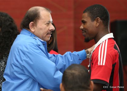 Comandante Daniel Ortega entrega títulos comunitarios a pueblos de la Costa Caribe