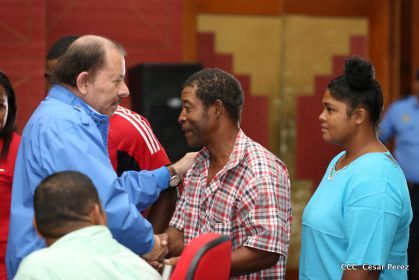 Comandante Daniel Ortega entrega títulos comunitarios a pueblos de la Costa Caribe
