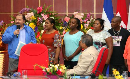 Comandante Daniel Ortega entrega títulos comunitarios a pueblos de la Costa Caribe