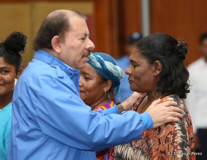 Comandante Daniel Ortega entrega títulos comunitarios a pueblos de la Costa Caribe