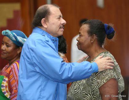 Comandante Daniel Ortega entrega títulos comunitarios a pueblos de la Costa Caribe