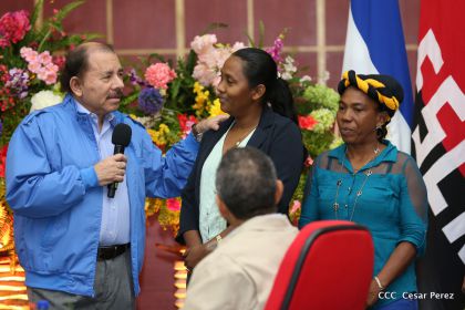 Comandante Daniel Ortega entrega títulos comunitarios a pueblos de la Costa Caribe