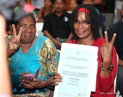 Comandante Daniel Ortega entrega títulos comunitarios a pueblos de la Costa Caribe