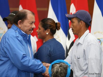 Comandante Daniel Ortega entrega títulos comunitarios a pueblos de la Costa Caribe