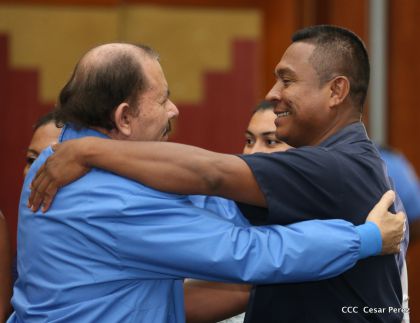 Comandante Daniel Ortega entrega títulos comunitarios a pueblos de la Costa Caribe