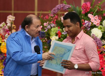Comandante Daniel Ortega entrega títulos comunitarios a pueblos de la Costa Caribe