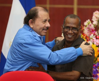 Comandante Daniel Ortega entrega títulos comunitarios a pueblos de la Costa Caribe