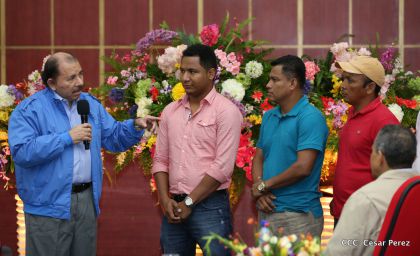 Comandante Daniel Ortega entrega títulos comunitarios a pueblos de la Costa Caribe