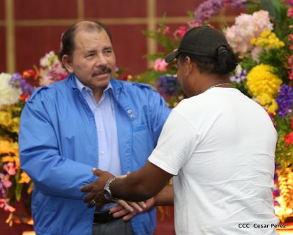 Comandante Daniel Ortega entrega títulos comunitarios a pueblos de la Costa Caribe